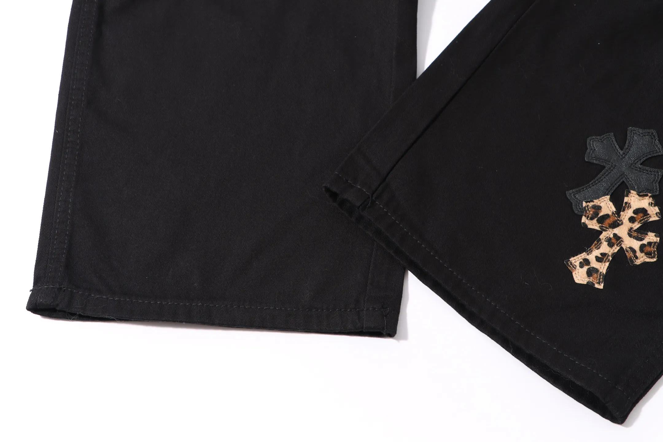 P260 Style No.: H28 Crow Heart & 𝐂𝐡𝐫𝐨𝐦𝐞 𝐇𝐞𝐚𝐫𝐭 ss25 The same black leopard print leather casual button-down logging pants as the star. Styles with different washed textures are very friendly to people with thin legs. The slightly flared version perfectly modifies the leg shape. The timeless and moderate length makes it easy to match and match. It is the basis for various styles and is a must-have in your wardrobe! The fabric is stiff but also makes the upper body soft without losing texture. The washing process is even more perfect. It is a must-have item for everyone! ! ! Washed wheat, hang tag, pants label, three labels complete Color: black Size: 28-30-32-34-36